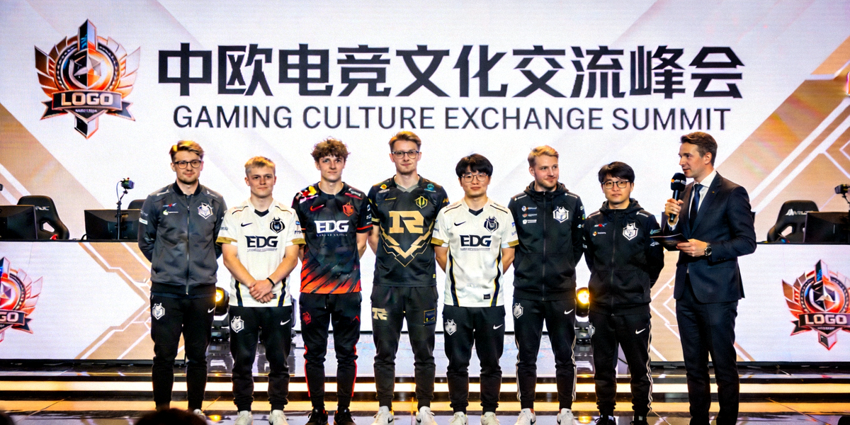 中欧电竞文化交流峰会现场 - 中外选手与解说合影